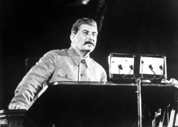 Stalin puhumassa vuonna 1937.