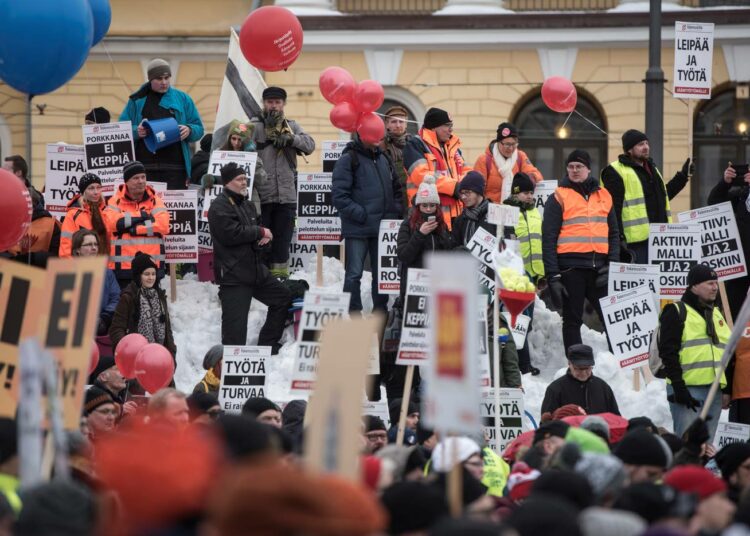 Aktiivimallia vastustettiin mielenosoituksessa 2. helmikuuta. Kansalaisaloite aktiivimallin kumoamiseksi tulee esittelyyn eduskunnassa maalis-huhtikuun aikana.