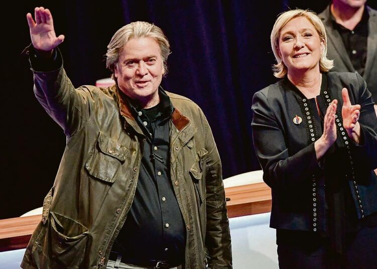 Trumpin entisen neuvonantajan Steve Bannonin tavoitteena on maailmanlaajuinen populistiliike. Kuvassa Bannon ja Marine Le Pen.