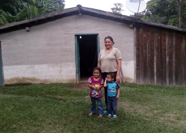 Sähkö valaisee ja helpottaa elämää monin tavoin opettaja Carolina Martínezin kodissa El Salvadorin Joya de Talchigan kylässä.