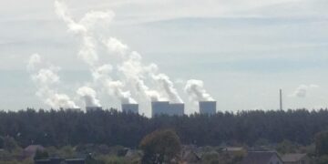 Varašissa sijaitsevan Rivnen alueen ydinvoimalan jäähdytystorneista kohoaa vesihöyryä ukrainalaisen kylämaiseman horisonttiin.
