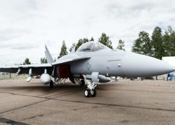 Super Hornet -hävittäjä esillä lentonäytöksessä Tikkakoskella Jyväskylässä kesäkuussa.