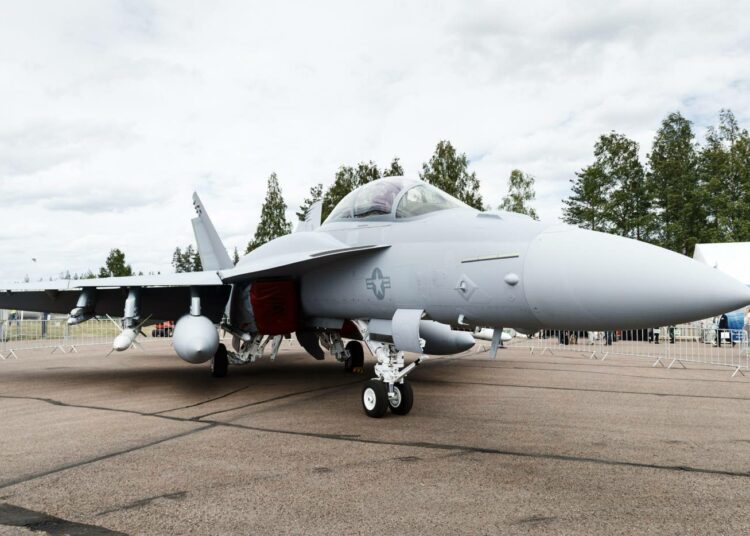 Super Hornet -hävittäjä esillä lentonäytöksessä Tikkakoskella Jyväskylässä kesäkuussa.