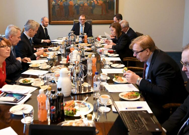 Pääministeri Juha Sipilä (pöydän päässä), puolueiden puheenjohtajia ja muita henkilöitä kuvattuna ennen pääministeri koolle kutsumaa eduskuntapuolueiden puheenjohtajien ilmastokeskustelua eduskunnassa.