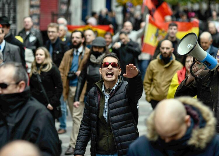Ääriliikkeet toimivat rajat kiinni -periaatteella, mutta samaan aikaan ne ovat hyvin vahvasti verkostoituneita ja hakevat mallia toimintaansa maansa rajojen ulkopuolelta. Kuvassa espanjalaisen äärioikeistolaisen Falangin kannattajia osoittamassa mieltään marraskuussa Madridissa.