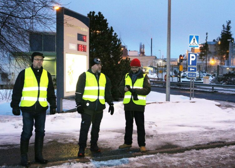 Lakkovahdit Risto Hakala (vas.), Kyösti Nuutinen ja Kimmo Nousiainen Stora Enson Oulun-tehtaan portilla tiistaiaamuna 19. maaliskuuta.