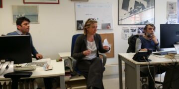 Daniela Preziosi (kesk.) ja Simone Pieranni (oik.) kertovat, miten työntekijöiden osuuskunta hankki lehden takaisin.
