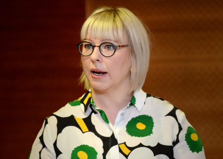 Sosiaali- ja terveysministeri Aino-Kaisa Pekonen toivoo, että korotuksia voidaan jatkaa.