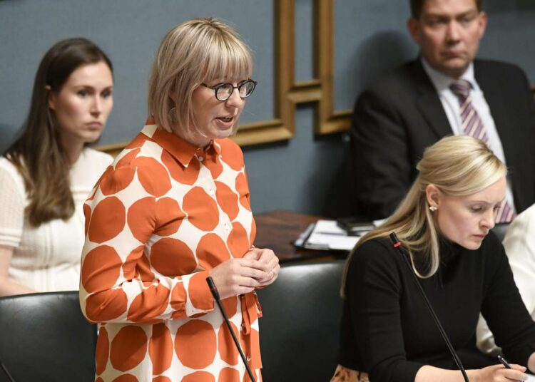Sosiaali- ja terveysministeri Aino-Kaisa Pekonen odottaa paljon perhevapaauudistukselta.