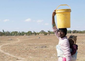YK:n Maailman ruokaohjelman listaamien kriisipesäkkeiden kärjessä on Zimbabwe, joka kärsii pahimmasta kuivuudesta vuosikymmeniin. Charity Ncube, 30, kantaa lastaan ja 20 litran vesisaavia kaakkoiszimbabwelaisessa Masvingon maaseutukaupungissa.