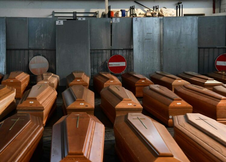 Italiassa varastot täyttyvät ruumisarkuista. Ihmisiä kuolee koronavirukseen enemmän kuin ehditään haudata.