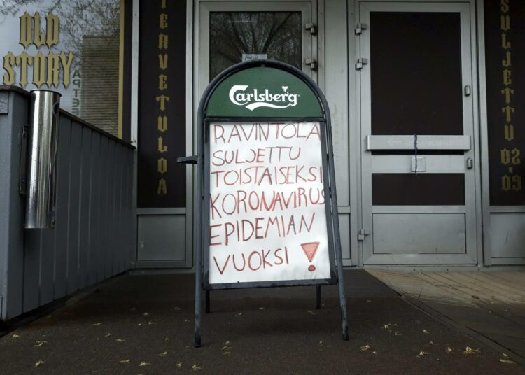 Suomessa on siirrytty poikkeusoloihin. Maanantaina hallitus antoi myös esityksen ravintoloiden sulkemiseksi tilapäisesti.