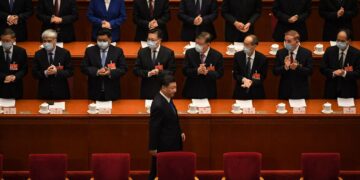 Kiinan presidentti Xi Jinping asteli paikalleen Kiinan kansankongressin istunnossa maanantaina Pekingissä.