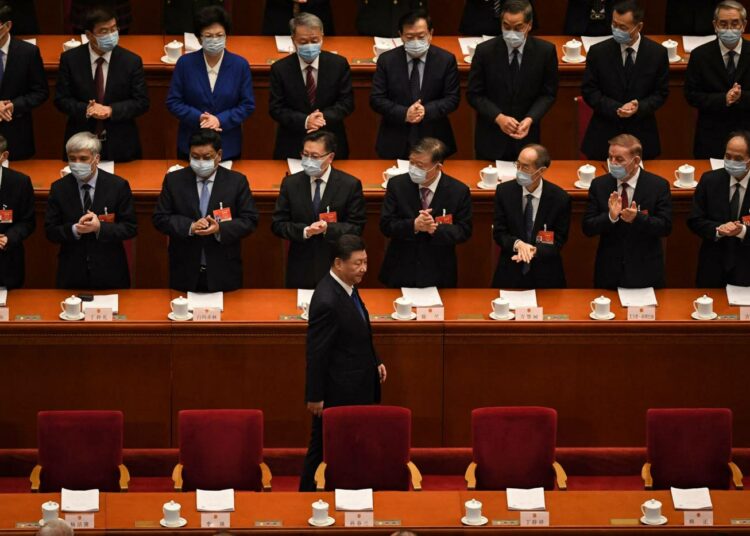 Kiinan presidentti Xi Jinping asteli paikalleen Kiinan kansankongressin istunnossa maanantaina Pekingissä.