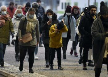 Ulkona liikkumisen rajoittamisella pyritään välillisesti puuttumaan myös kokoontumisiin kotioloissa.