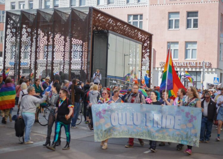 Oulu Priden järjestää Oulun pride-kulkueen.