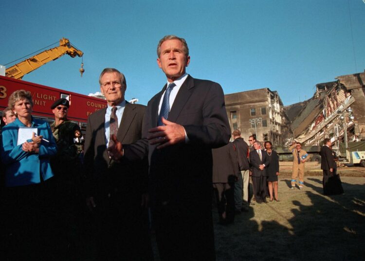 Presidentti George W. Bush ja puolustusministeri Donald Rumsfeld Yhdysvaltojen puolustusministeriön rakennuksen Pentagonin edustalla 12.9.2001.