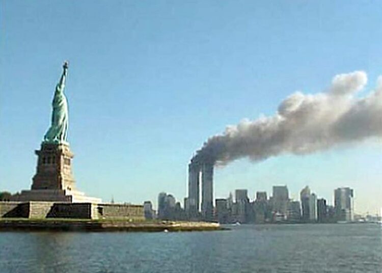New Yorkin World Trade Centerin kaksoistornit tulessa 11.9.2001.