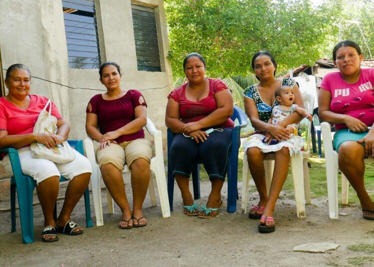 El Mozoten yhteisön naisryhmä pelkää joutuvansa häädetyksi kodeistaan, sillä ne on rakennettu maalle, jota kiinteistöyritys väittää omakseen. Naisten mukaan maa kuitenkin kuuluu valtiolle.