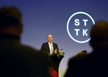 Suomalaiset ovat jo nyt osoittaneet kykynsä säästää sähköä, mutta sähköyhtiöiden voitot vain kasvavat. Tähän on puututtava, Antti Palola sanoi STTK:n edustajistossa.
