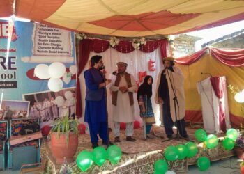 Ammattinäyttelijöiden esittämät ja vetoavia tarinoita kertovat näytelmät on otettu välineiksi, kun pakistanilaisia vanhempia taivutellaan luopumaan rokotusvastaisuudestaan ja sallimaan lastensa rokottamisen poliota vastaan.