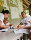 El Salvadorin Sensuntepequen kunnassa sijaitsevan Santa Rosan maalaiskylän naiset osallistuvat lukutaitopiiriin. Piirin on järjestänyt kansalaisjärjestö, sillä maan nykyinen populistihallitus ei ole jatkanut aiempien oikeisto- ja vasemmistohallitusten hankkeita aikuisten lukutaidottomuuden hävittämiseksi.