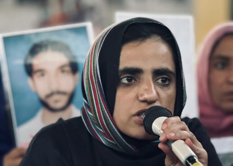 Mahrang Baloch pitää puhetta Islamabadin keskustassa. Nuoresta lääkäristä on tullut vainottujen balochien symboli.