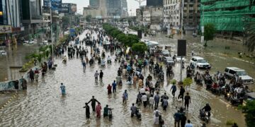 Kadut tulvivat Karachissa elokuussa 2025.