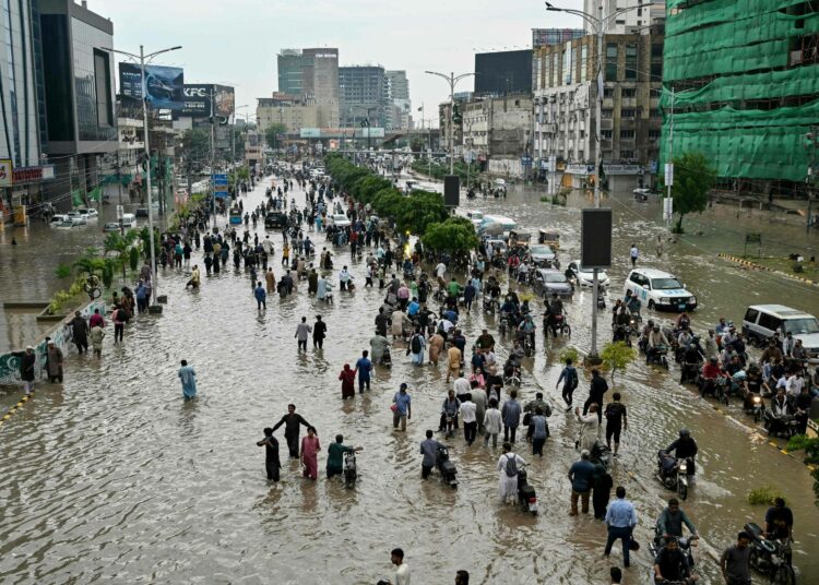 Kadut tulvivat Karachissa elokuussa 2025.