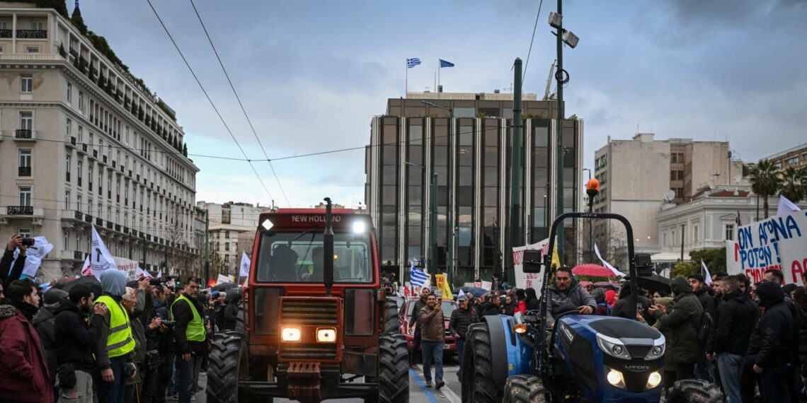 Maanviljelijät osoittivat mieltä Ateenan keskustassa helmikuussa.