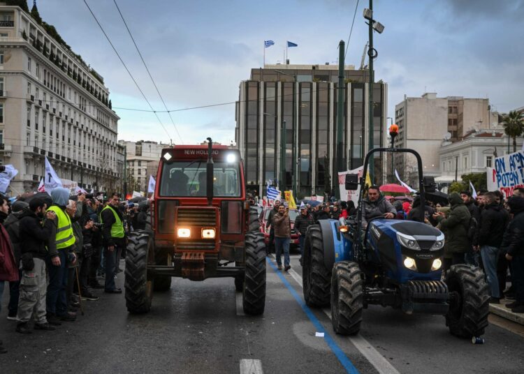 Maanviljelijät osoittivat mieltä Ateenan keskustassa helmikuussa.