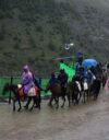 Pyhiinvaeltajia hevosmiesten ja kantajien saattamina matkaansa Baltalin reitillä vuotuisen Amarnath Yatra -pyhiinvaelluksen aikana Jammussa ja Kashmirissa heinäkuussa 2026.