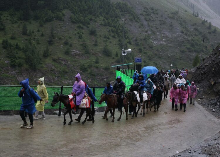 Pyhiinvaeltajia hevosmiesten ja kantajien saattamina matkaansa Baltalin reitillä vuotuisen Amarnath Yatra -pyhiinvaelluksen aikana Jammussa ja Kashmirissa heinäkuussa 2026.