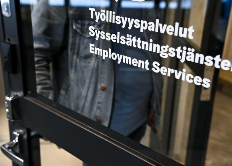 Työttömiä on tällä hetkellä yli 350 000.
