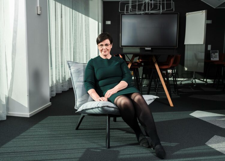Palkka-avoimuusdirektiivin toimeenpano on taas yksi esimerkki riman alta menemisestä, moittii SAK:n Katja Syvärinen.