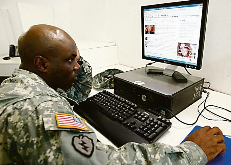 Amerikkalainen sotilas seuraa internetin välityksellä Yhdysvaltain presidentinvaaleja Bagdadissa Camp Prosperity -nimisessä sotilastukikohdassa. Prosperity on suomeksi hyvinvointi tai menestys.