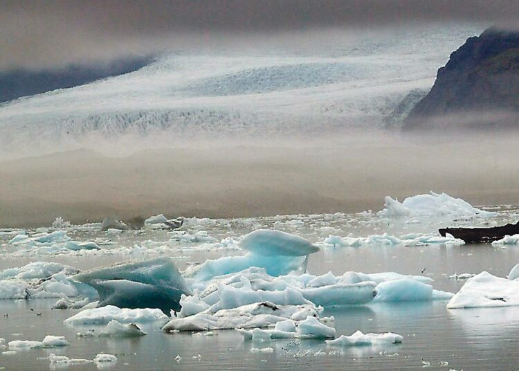 Mereen lohjenneita Vatnajökullin jäätiköitä Islannin rannikolla.