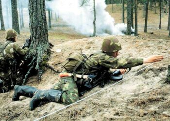 Uusi ttyöryhmä pyrkii laskemaan asevelvollisuusjärjestelmän hyödyt ja haitat.