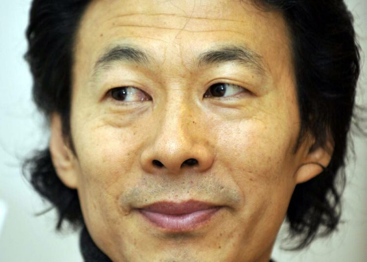 Han Dongfang on itseoppinut ay-aktiivi.