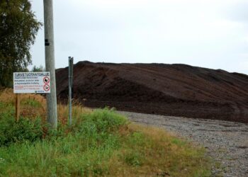 Luonnonsuojeluliitto vaatii turpeen energiakäytön hallittua alasajoa. Kuvamme Riitasuon turvetuotantoalueelta Ähtäristä.