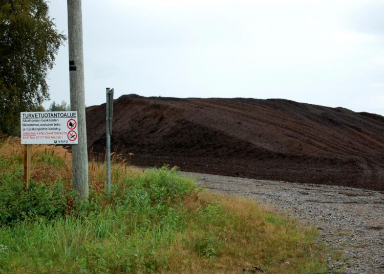 Luonnonsuojeluliitto vaatii turpeen energiakäytön hallittua alasajoa. Kuvamme Riitasuon turvetuotantoalueelta Ähtäristä.