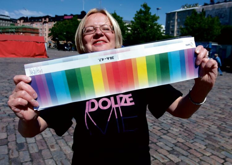 Sirpa Puhakkaa kiinnostivat Pride-viikon tapahtumista erityisesti taidenäyttelyt.