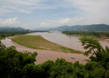 Kaakkois-Aasian valtasuoneksi sanottu Mekong lävistää Kultaisen kolmion alueen Burman, Laosin ja Thaimaan rajalla.
