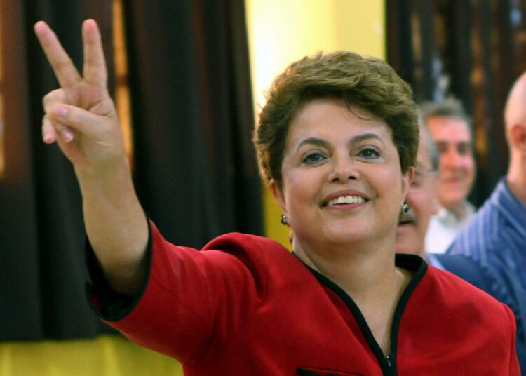Brasilian presidentiksi valittu Dilma Rousseff näytti sunnuntai-iltana voitonmerkkiä Porto Alegressa.