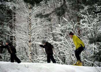 Suomalaisten mielestä hyvä elämänlaatu rakentuu hyvästä terveydentilasta ja myönteisestä elämänasenteesta. Perhe hiihtämässä.