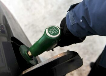 E10-bensiini saa sisältää enintään 10 prosenttia etanolia.