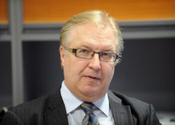 Nykyinen Akava ei aja enää keskusjärjestöjen yhdistämistä. Puheenjohtaja Sture Fjäderin mukaan siitä voivat päättää vain liitot.
