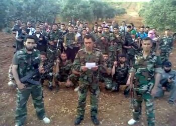Syyrian armeijasta kapinallisten puolelle loikanneita sotilaista Maaret al-Numanissa huhtikuussa.