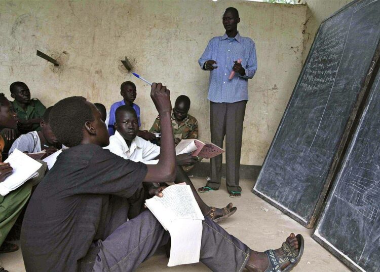 Sotaveteraaneja englannin kielen oppitunnilla entisessä kasarmissa Yein kaupungissa Etelä-Sudanissa.