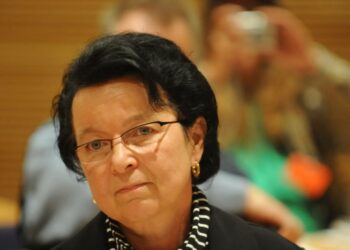 TVY:n Lea Karjalainen vei työttömien terveiset ministeri Paula Risikolle.